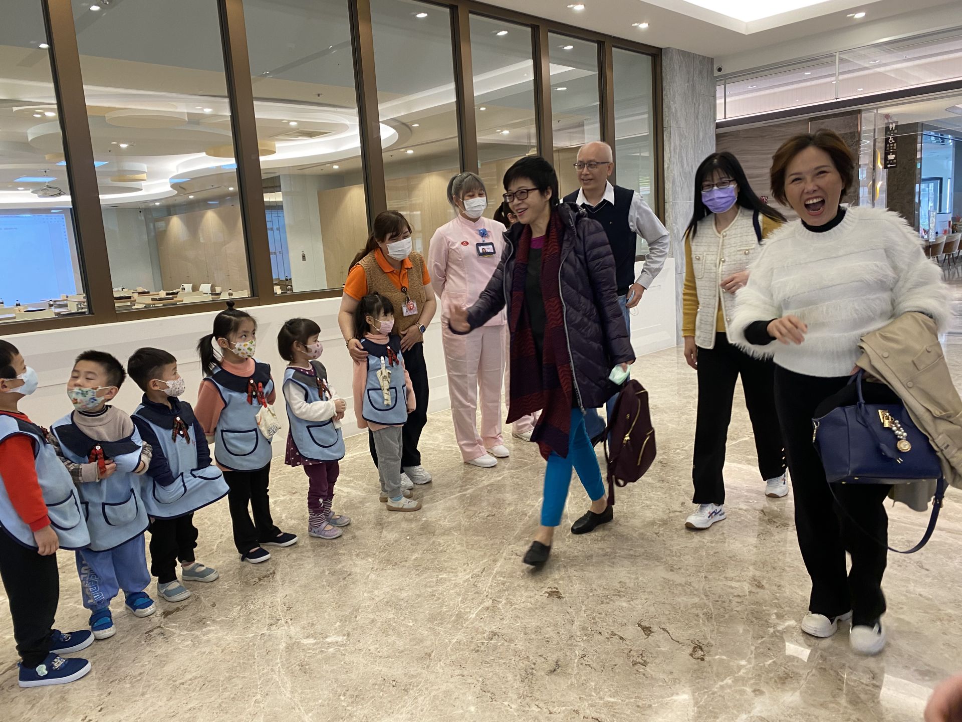 健康照護司蔡淑鳳司長受到清福幼兒園孩子與清福夥伴的熱烈歡迎